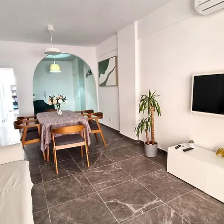 Center 2br W/ Parking And 250m Walk From * Lárnaca