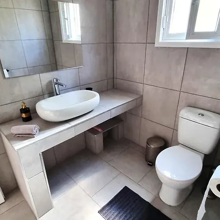 Center 2br W/ Parking And 250m Walk From Apartamento Lárnaca