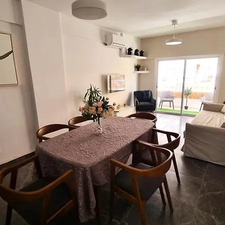 Center 2br W/ Parking And 250m Walk From Lárnaca