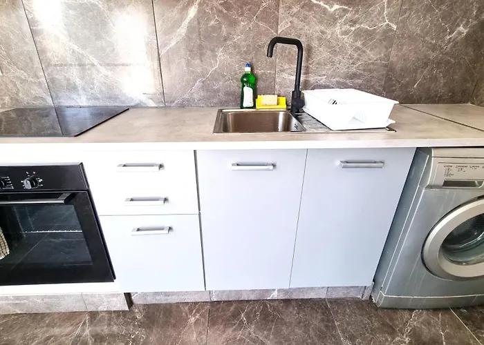 Center 2br W/ Parking And 250m Walk From شقة لارنكا