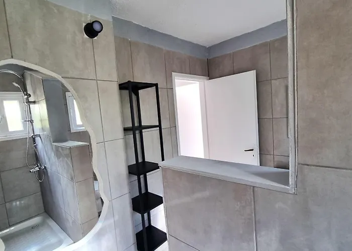 Center 2br W/ Parking And 250m Walk From شقة *