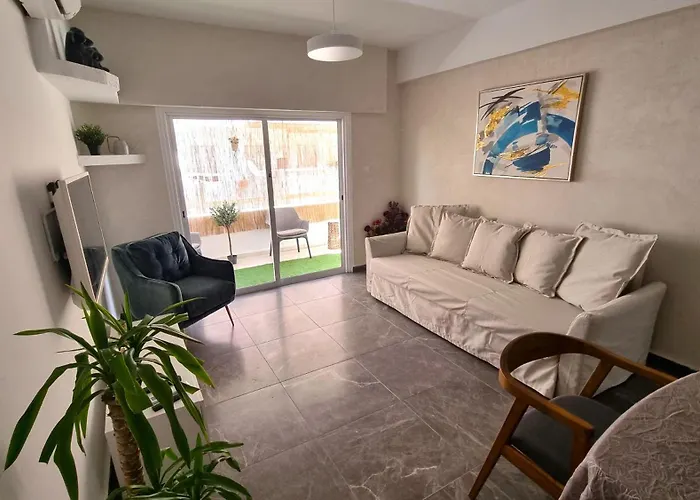 Center 2br W/ Parking And 250m Walk From * لارنكا