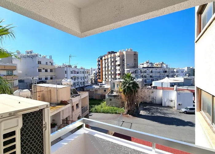 Center 2br W/ Parking And 250m Walk From شقة