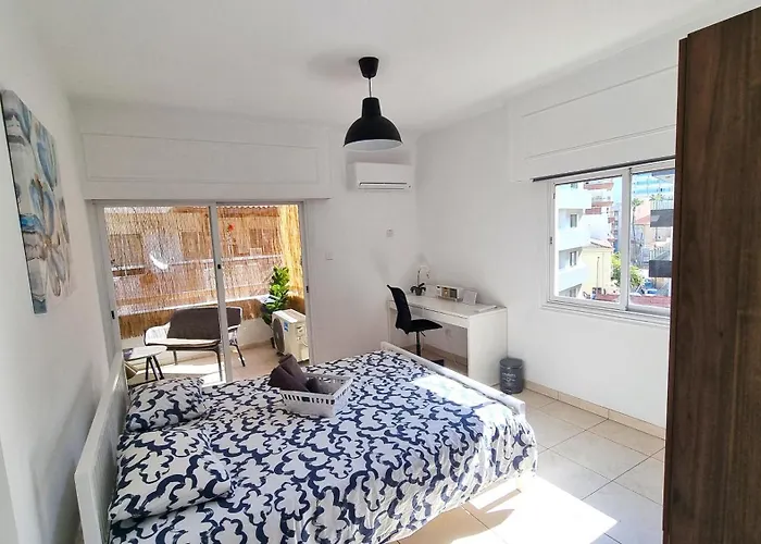 Center 2br W/ Parking And 250m Walk From * لارنكا