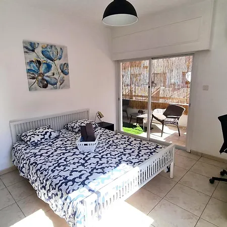 Center 2br W/ Parking And 250m Walk From דירה