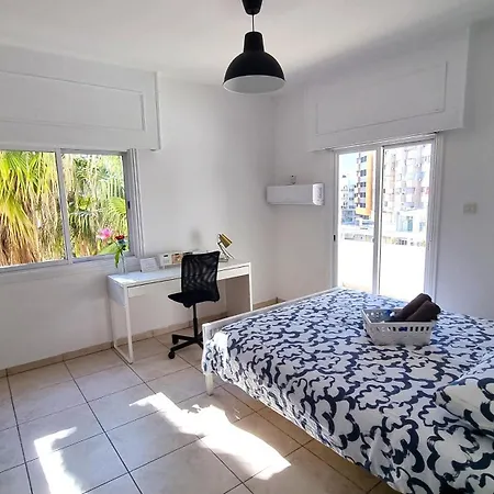 דירה Center 2br W/ Parking And 250m Walk From *