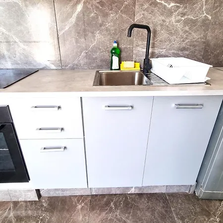 Center 2br W/ Parking And 250m Walk From Apartment Larnaka