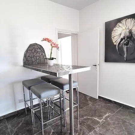 Center 2br W/ Parking And 250m Walk From *