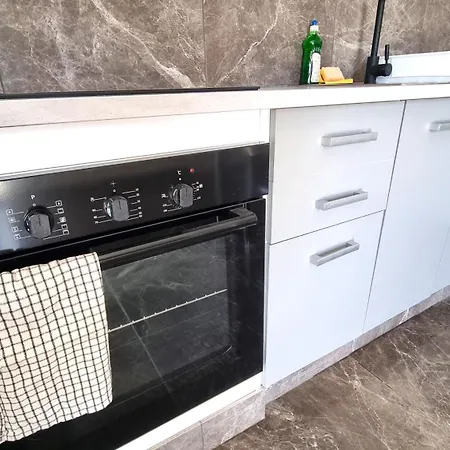 Apartment Center 2br W/ Parking And 250m Walk From Larnaka