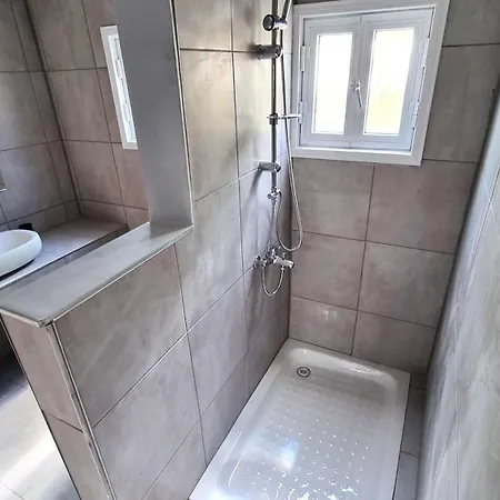 Center 2br W/ Parking And 250m Walk From דירה לרנקה
