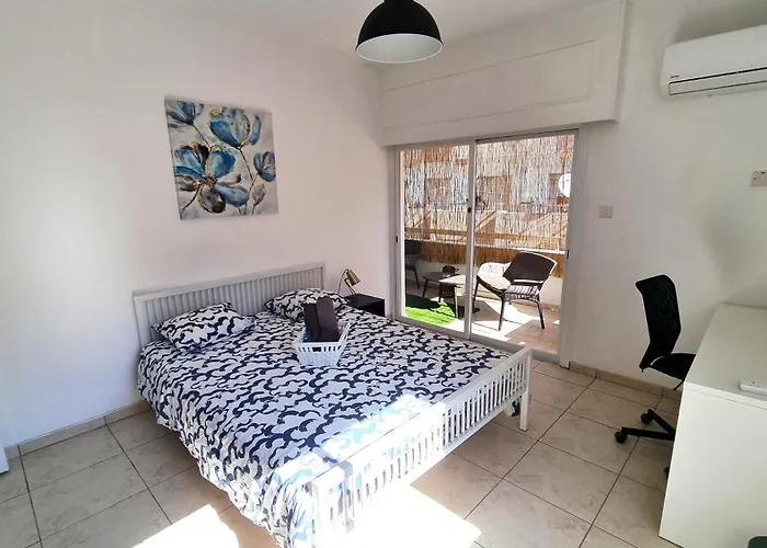 Center 2br W/ Parking And 250m Walk From アパート