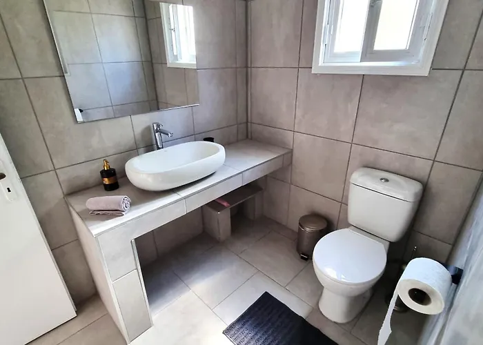 Center 2br W/ Parking And 250m Walk From アパート ラルナカ