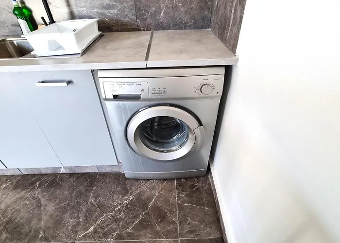 Center 2br W/ Parking And 250m Walk From アパート