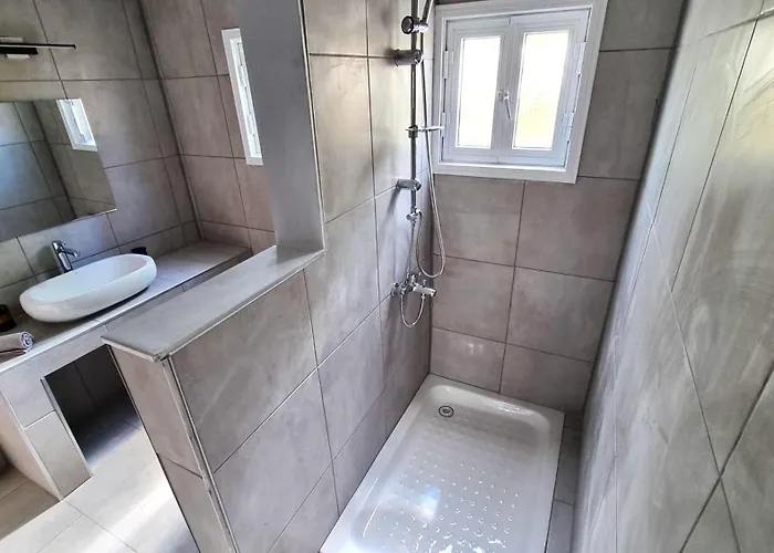 Center 2br W/ Parking And 250m Walk From Lejlighed Larnaca