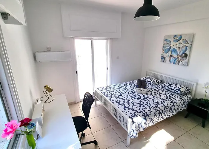 Center 2br W/ Parking And 250m Walk From * ラルナカ