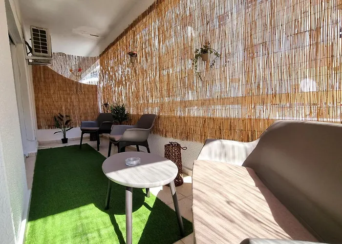 Center 2br W/ Parking And 250m Walk From Lejlighed Larnaca