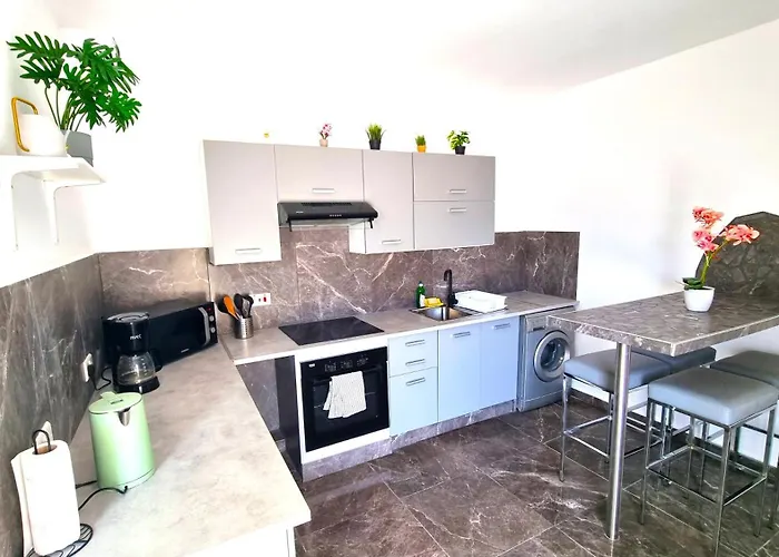 Center 2br W/ Parking And 250m Walk From アパート