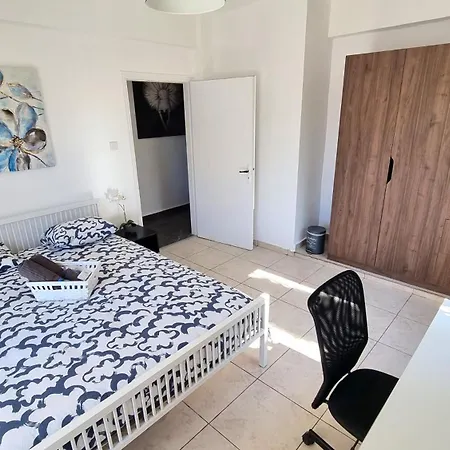 דירה Center 2br W/ Parking And 250m Walk From *