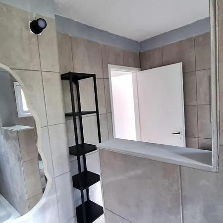 Center 2br W/ Parking And 250m Walk From דירה *