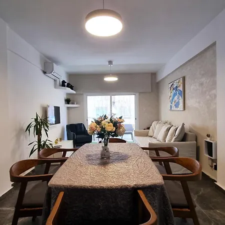 Center 2br W/ Parking And 250m Walk From דירה