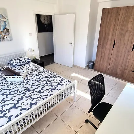 Center 2br W/ Parking And 250m Walk From דירה