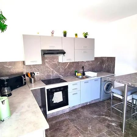 Center 2br W/ Parking And 250m Walk From דירה